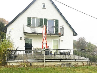 ruhige Lage, zentrumsnah mit Gartenanteil. EG-Wohnung in typischem 60er Jahre Haus.