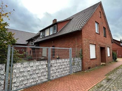 Zweifamilienhaus mit Nebengebäuden