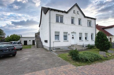 Renditehaus - Mehrfamilienhaus mit 4 Wohnungen, Nebengelass, Keller, Grundstück, Stellplätze
