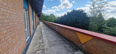 große 2,5 Zimmerwohnung mit riesiger Dachterrasse, EBK, Duschbad 76m²