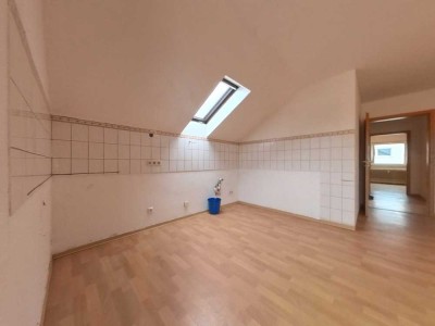 Renovierungsbedürftige 3 Zimmer Dachgeschosswohnung in kleiner Wohneinheit!!!