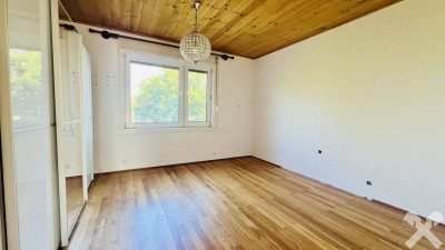 Helle Wohnung mit Loggia und Balkon in zentraler Lage