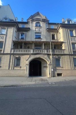 Rarität! Denkmalgeschützte Altbauwohnung zum Selbstbezug