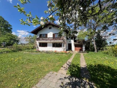 Naturnahes Wohnen in Föching: Älteres Einfamilienhaus oder Bauplatz am Rande von Feldern und Wiesen"