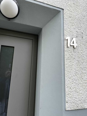 Hochparterre: Komplett Sanierte 2 Zimmer-Wohnung (1WZ/1SZ) mit großer Wohnküche (Kein Jobcenter)