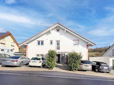 Östringen/Eichelberg: Zwei neuwertige Wohnungen mit Panoramablick in die Weinberge