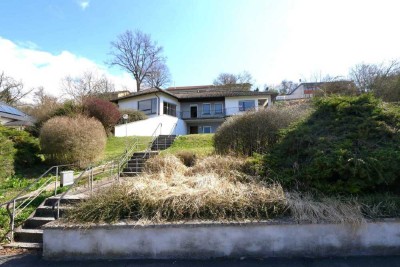 Preisänderung: Sonniger Walmdach-Bungalow mit Blick über Weitramsdorf
