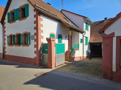 attraktives Wohnhaus mit Nebengebäude in Dernbach