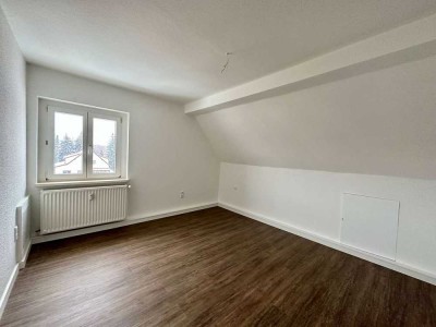 Renovierte 2-Raum-Dachgeschosswohnung mit Kamin, Stellplatz und Abstellkammer