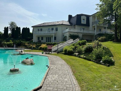 Villa auf großem Parkgrundstück am Wörthersee: 8 Zimmer, Aufzug, Aussenpool, Pferdekoppel mit Pferdestall.