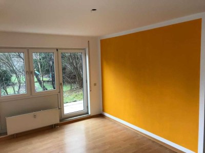 Modernisierte Terrassenwohnung mit zwei Zimmern und Einbauküche in Tübingen