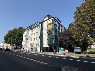 Urbane Lage trifft Uferlage – gut vermietete Wohnung auf der Adenauerallee
