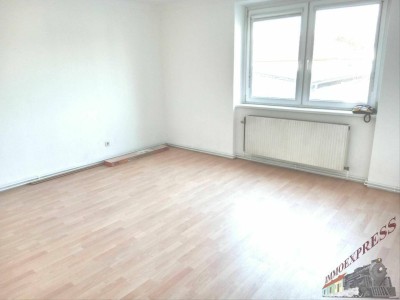 2700 Wr. Neustadt, unbefristete Hauptmiete 80m² neu renoviert, 3 Zimmer , Balkon