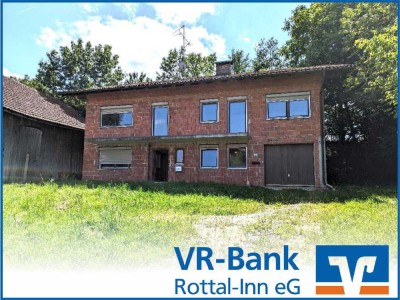 Wohnhaus mit landwirtschaftlichen Nebengebäuden und großem Grundstück