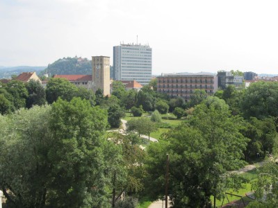 TOP-PREIS ! SONNIGE 3-ZIMMER-ETW MIT LOGGIA UND BLICK AUF DEN SCHLOSSBERG - ANGRENZEND AN DEN OEVERSEEPARK