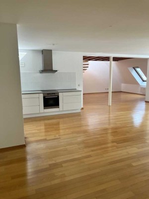 Maisonette-Penthouse mit Balkon und Einbauküche