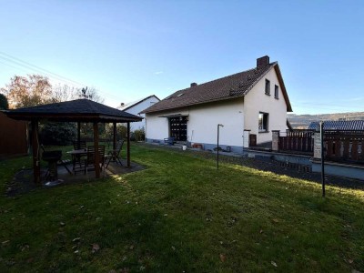 Mehrgenerationenhaus mit Gestaltungspotenzial in ruhiger Lage von Niederdresselndorf