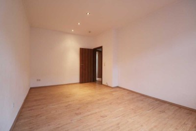 Großzügige und renovierte 3 Zimmer Altbauwohnung mit Balkon