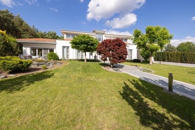 Villa voll unterkellert mit Poolhaus in absoluter Ruhelage