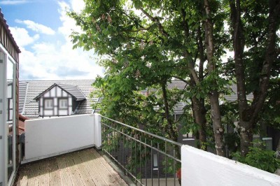 MANNELLA *Lichtdurchflutete DG-Wohnung mit Balkon – modern, mediterran, ruhig, zentral & bezugsfrei.