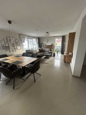 Neuwertige 5-Raum-Wohnung mit Balkon und Einbauküche in Karben