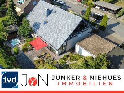 Wohnen mit Komfort: Großes Zweifamilienhaus und herrliche Gartenoase