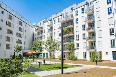 Elegantes Wohnambiente mit moderner Markenküche, sonniger Loggia und großzügigem Grundriss