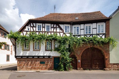 MODERNISIERTES WINZERANWESEN MIT EINEM SONNENDURCHFLUTETEN GARTENHOF AN DER SÜDLICHEN  WEINSTRAßE