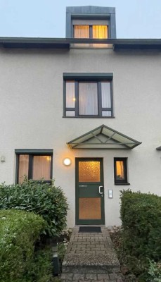 Gepflegtes 5-Zi-Reihenhaus mit Garten, Garage und Stellplatz in Stammheim-Süd