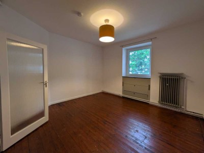 Renovierte gepflegte 4-Zimmer Wohnung mit Carport in ruhiger Lage Nordend [WG-geeignet!]
