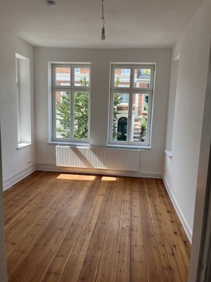Frisch kernsaniert – 4 Zimmer mit Balkon nahe Altstadt & Bahnhof