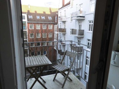 Gepflegte 2-Zimmer Wohnung im 4. OG möbliert mit 2 Balkonen in Hamburg-Neustadt für 11 Monate