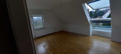 Charmante 3-Zimmer-Dachgeschoßwohnung, Küche, Bad, Blick ins Grüne, Ortsmitte, komplett renoviert.