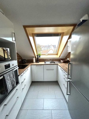 Neu renovierte, optimal geschnittene und helle 4,5 Zimmer DG-Wohnung