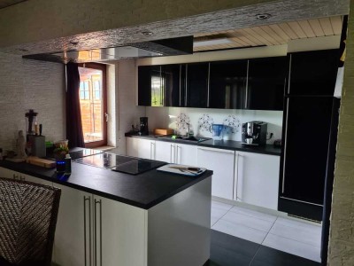 Teilmöbilierte 2-Zimmer-Souterrain-Wohnung mit Wintergarten und Garten