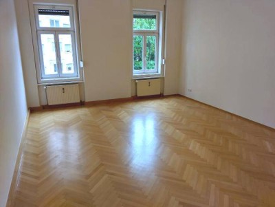 Heller 2 ZIMMER-Altbau + ruhiger Balkon + extra Küche möbliert + Bad mit Dusche / WC und Fenster!