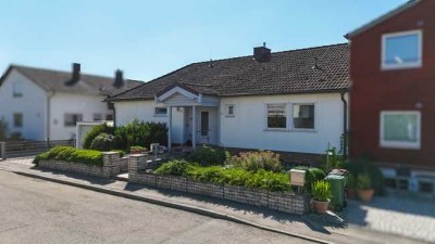 Großer Garten – kleiner Preis! Bungalow, Sanierungsbedürftig mit Grundstücksanteil (WEG)