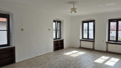 Schöne 2,5-Zimmer-Wohnung mit Küche und Bad in Weißenburg in Bayern