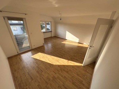 Helle 2-Zimmer-Wohnung im 2.OG/Dachgeschoss