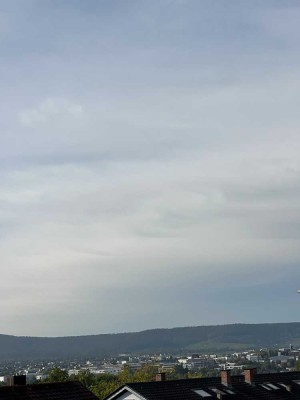 Charmante Doppelhaushälfte in bevorzugter Wohnlage – mit beeindruckender Fernsicht