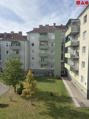 Helle, praktisch geschnittene 2-Raum-Wohnung in ruhiger und beliebter Lage von Wels – mit eigenem Parkplatz, durchdachter Ausstattung und entspannender grüner Aussicht!