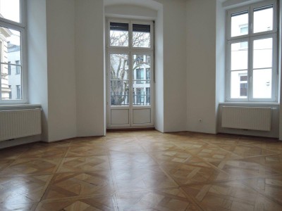 Helle City-Wohnung mit Balkon - hohe Decken, erstklassige Ausstattung