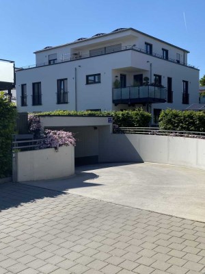 Stilvolle, neuwertige 4-Zimmer-Penthouse-Wohnung mit geh. Innenausstattung mit Balkon und EBK