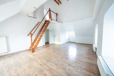 Lichtdurchflutete Galerie-Wohnung mit Balkon & Stellplatz – zentral in Oberhausen!