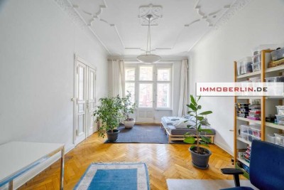 IMMOBERLIN.DE - Schöne Lage! Großzügige Stuck-Altbauwohnung mit ruhiger Loggia