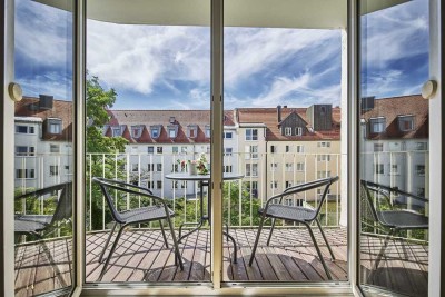 ZWISCHEN ISAR & ENGLISCHEM GARTEN 
Großzügige 2-Zimmer-Wohnung 
mit Sonnen-Balkon im schönen Lehel