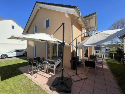 Modernes Einfamilienhaus mit Wärmepumpe
