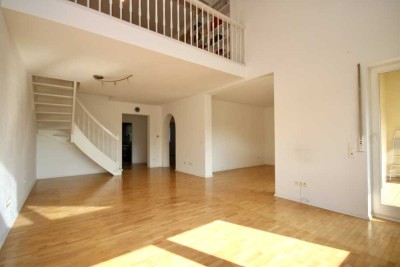 Lichtdurchflutete Maisonettewohnung mit Balkon, Galerie & Studio