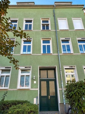 Zum Selbstbezug! Sanierte 3- Raum-Wohnung mit Parkett, Balkon und Wannenbad im Herzen der KTV