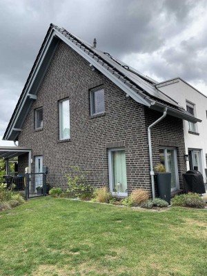 Moderne Doppelhaushälfte in guter Lage, PV, Smart-Home & Klimaanlage